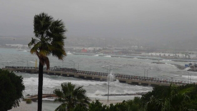 İskenderun'da Fırtına Hayatı Olumsuz Etkiliyor